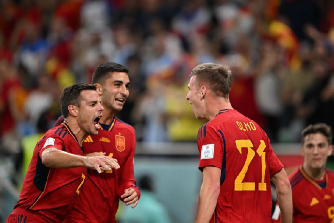 西班牙球队面临着一场激烈的对决英语